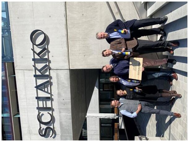 von links: Inhaber Christian Schadl mit Gattin, Emanuel Ronge (Verkaufsleiter Wien), Peter Moser (Falstaff), Dipl.-Bw (FH) Christoph Morandell, Norbert Eismayer (Sortimentsmanager)